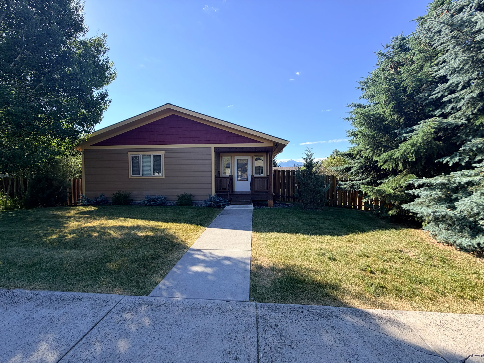 Livingston House: 703 W Summit