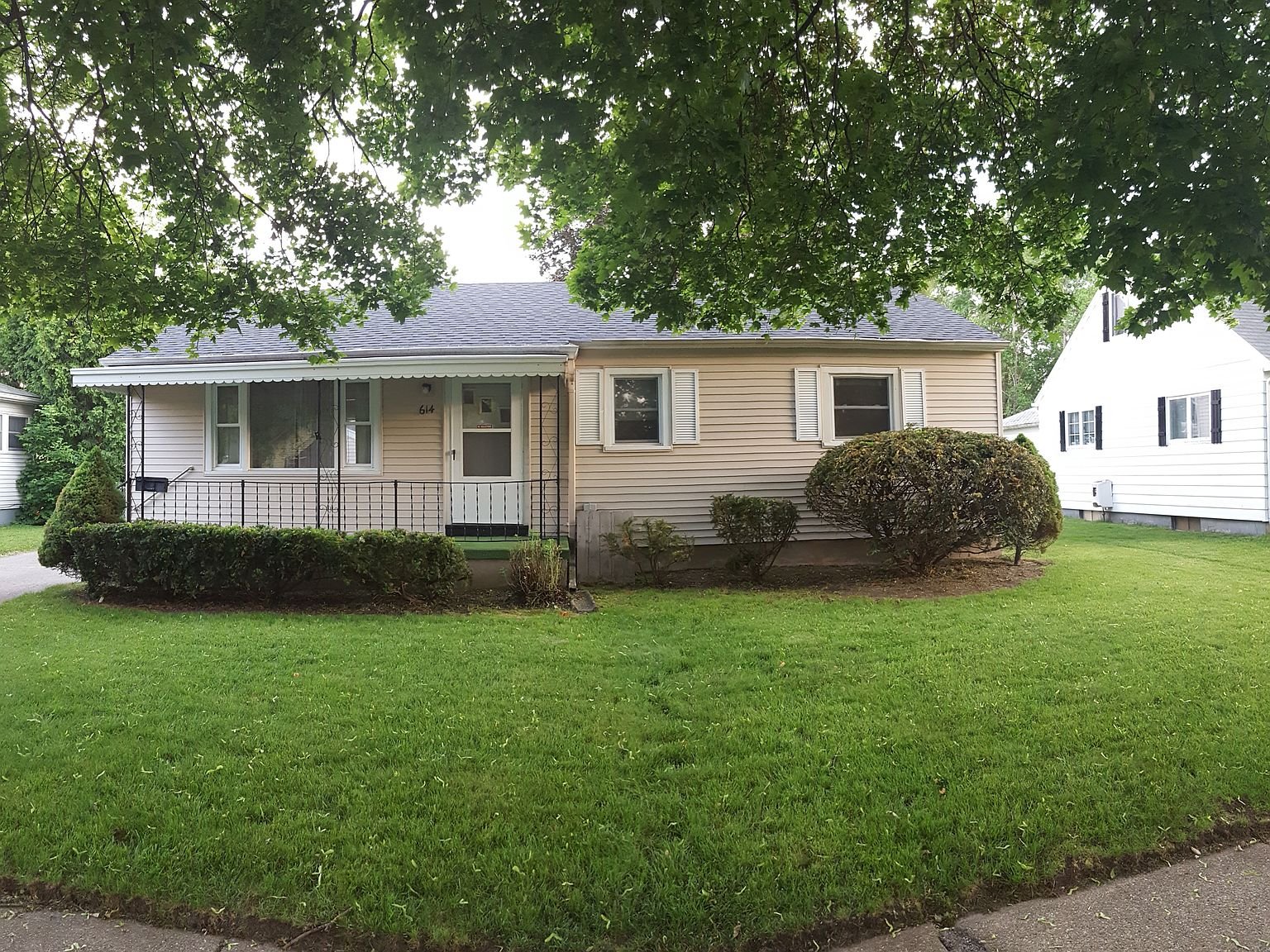 Lansing House: 614 Samantha Ave