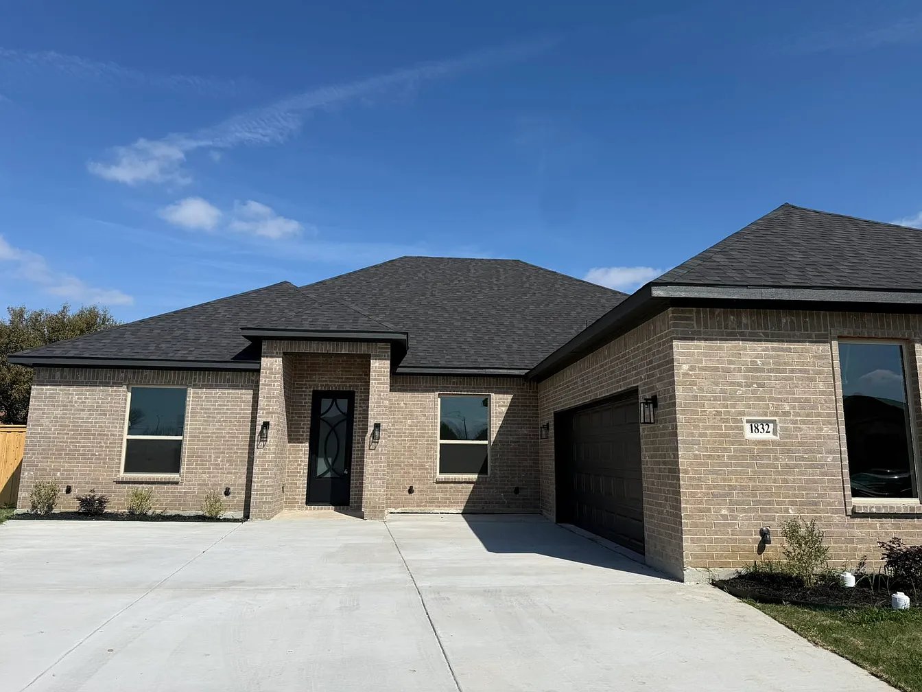 Grand Prairie House: 1832 Noble Ct