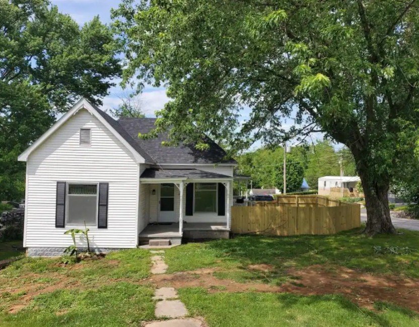 Jonesboro House: 201 W Market St