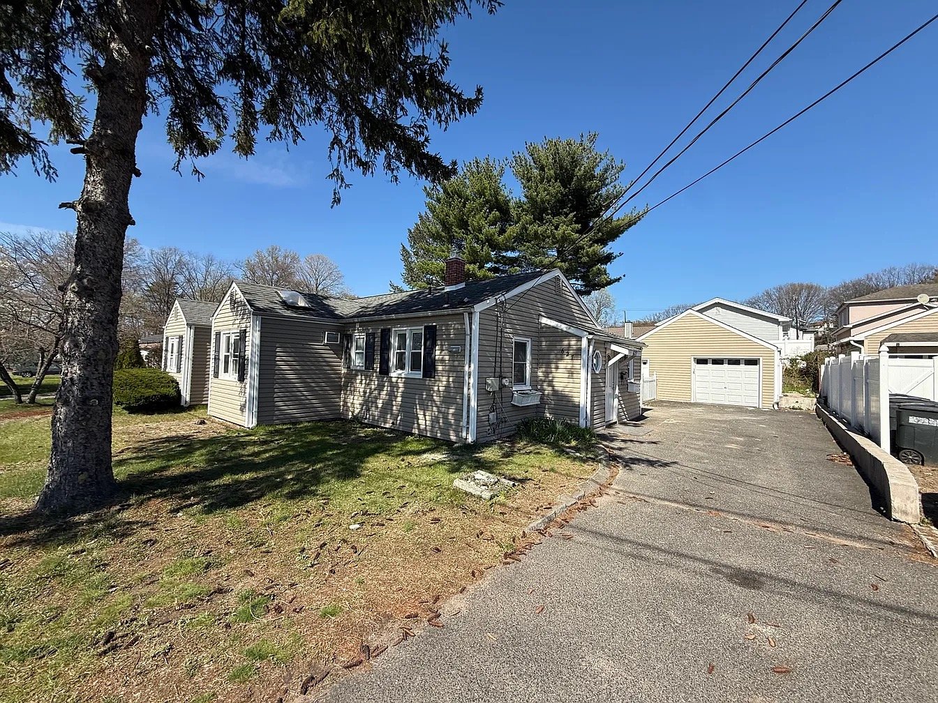 Elmwood Park House: 627 Mola Blvd
