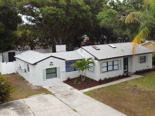 Clearwater House: 15 N Saturn Ave