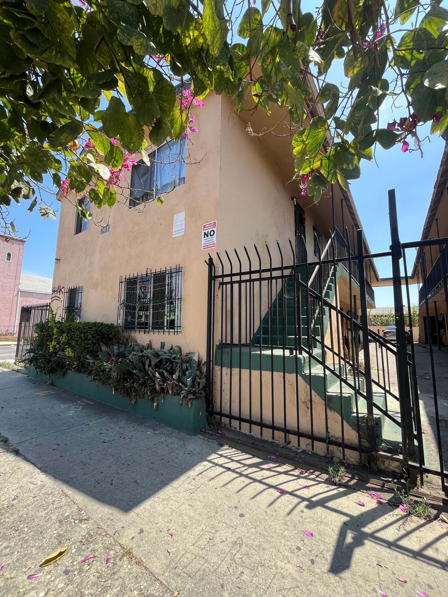 Los Angeles Apartment: 7400 S Hoover St