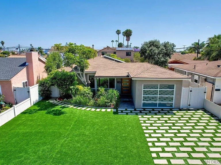 Imperial Beach House: 961 9th St