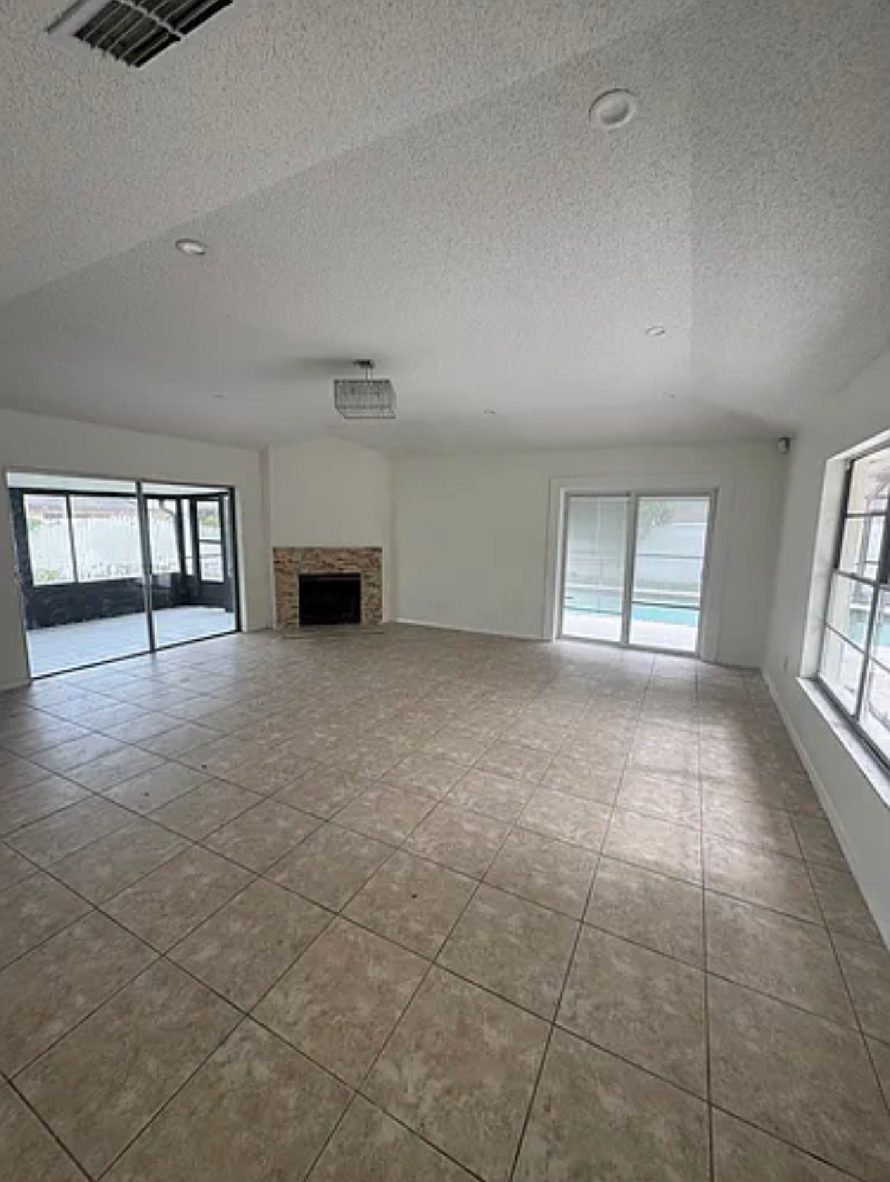 Tampa House: 15158 Springview St