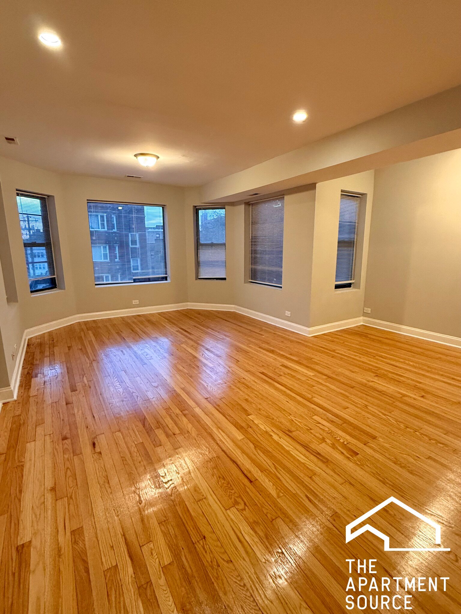 Chicago Apartment: 6915 South Paxton Ave., #1, Chicago, IL 60649