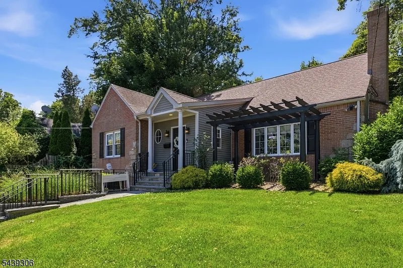 West Orange House: 1 Carter Road