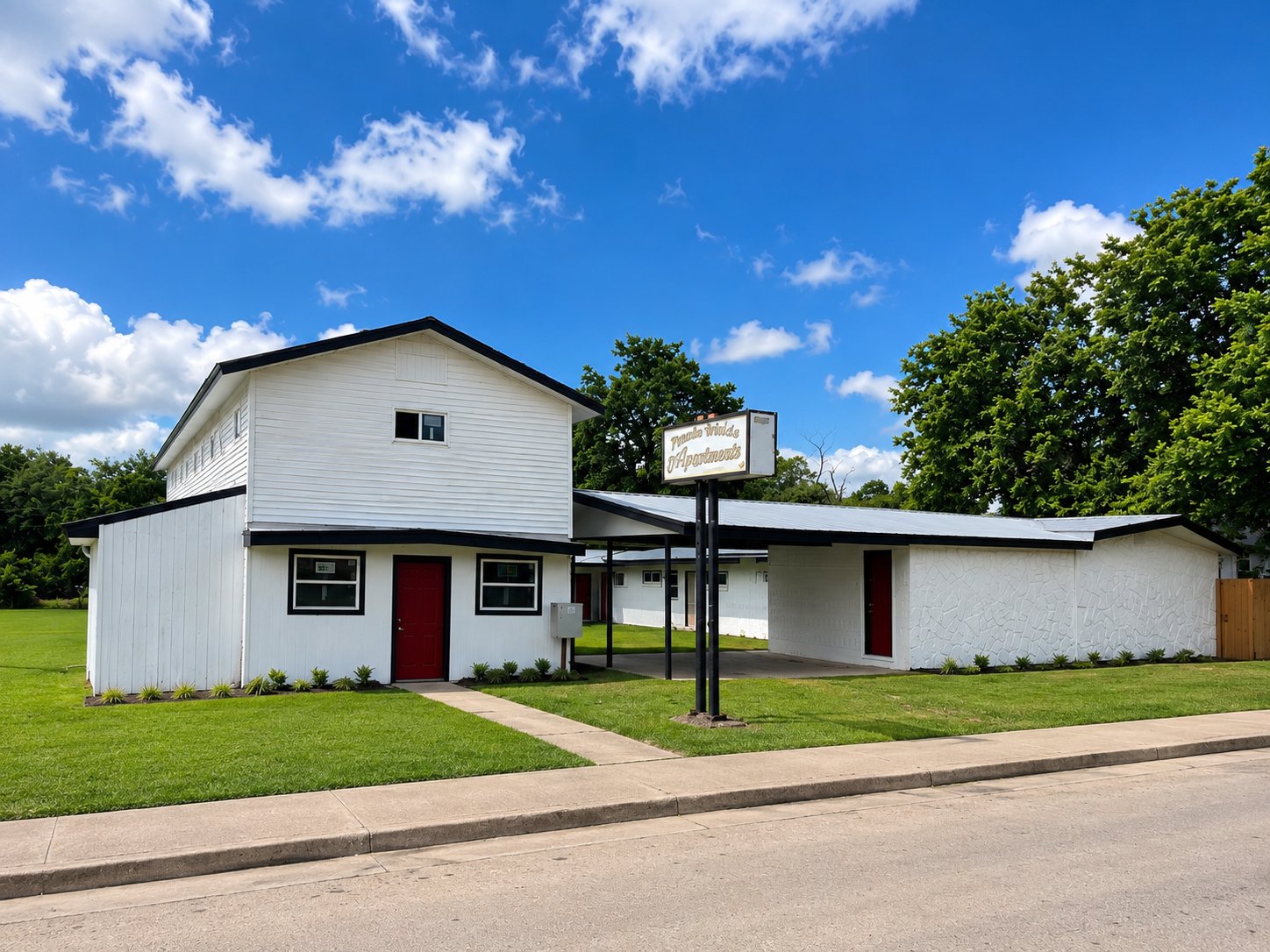 Stroud Apartment: 301 E Main St