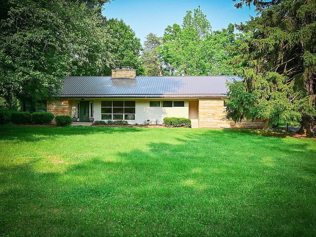 Bloomington House: 411 S Pleasant Ridge Rd