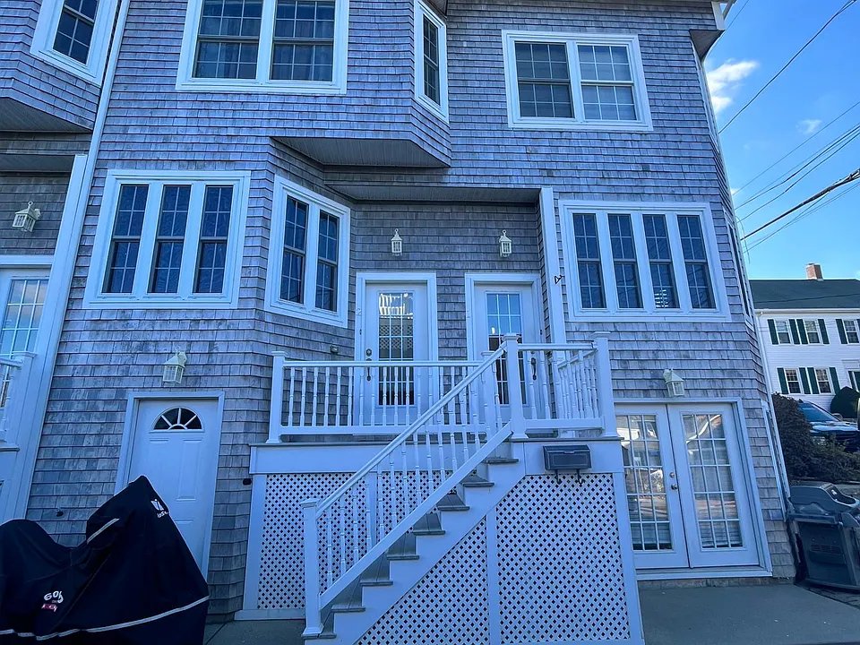 Plymouth Townhome: 17 Bradford St