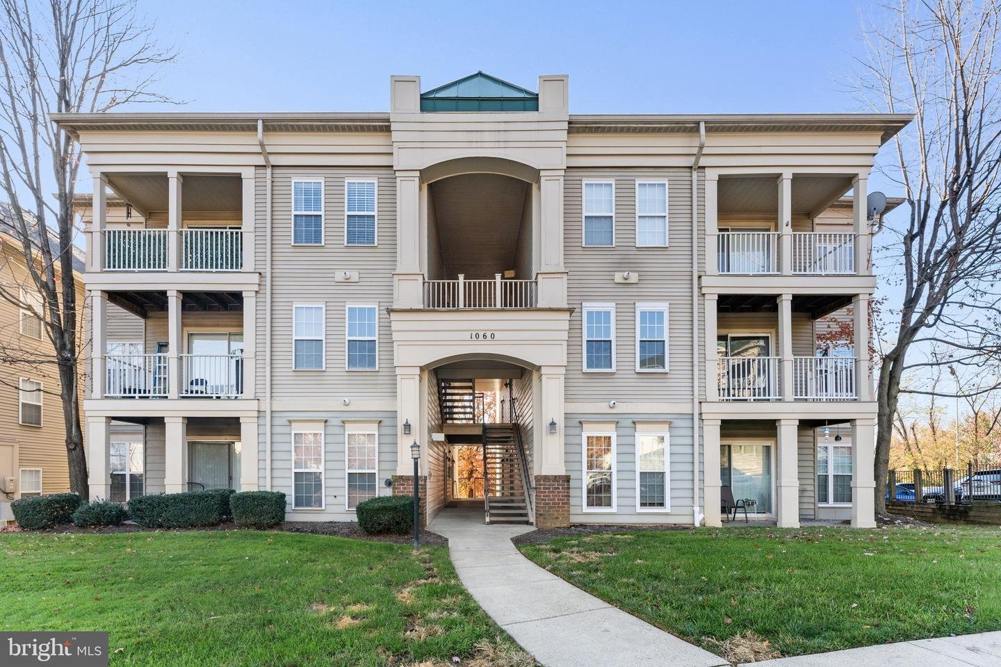 Woodbridge Condo: 1060 Gardenview Loop