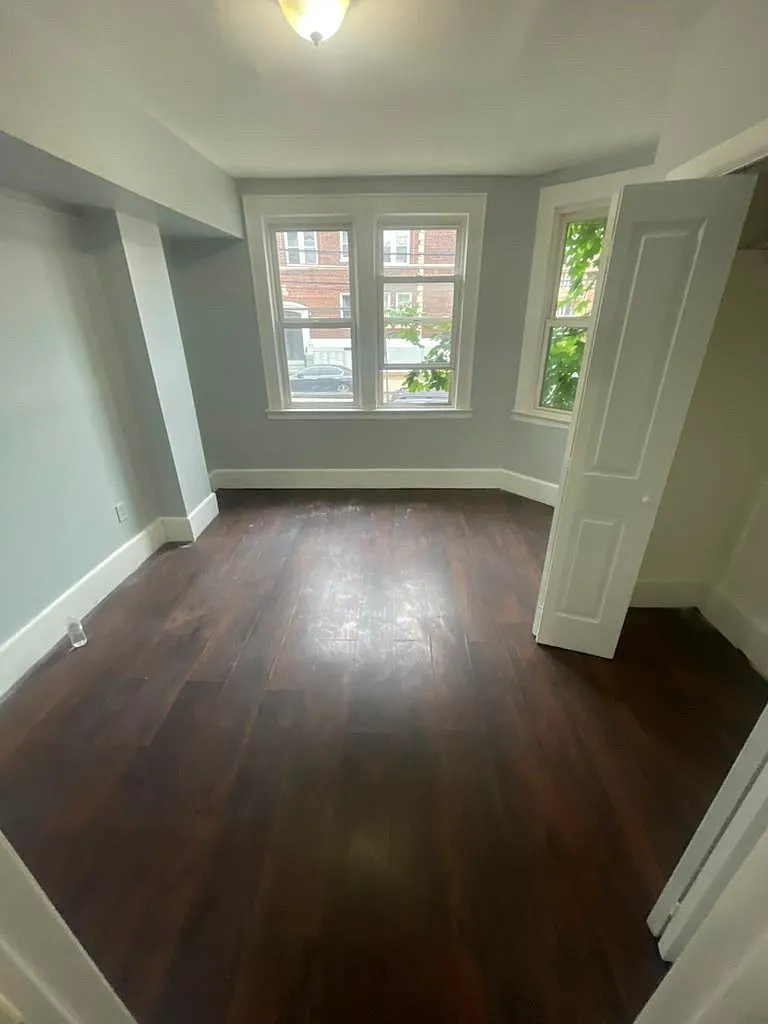 Newark Apartment: 380 Sanford Ave
