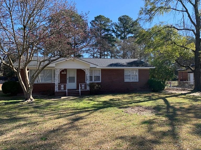 Fayetteville House: 1205 Bostian Dr