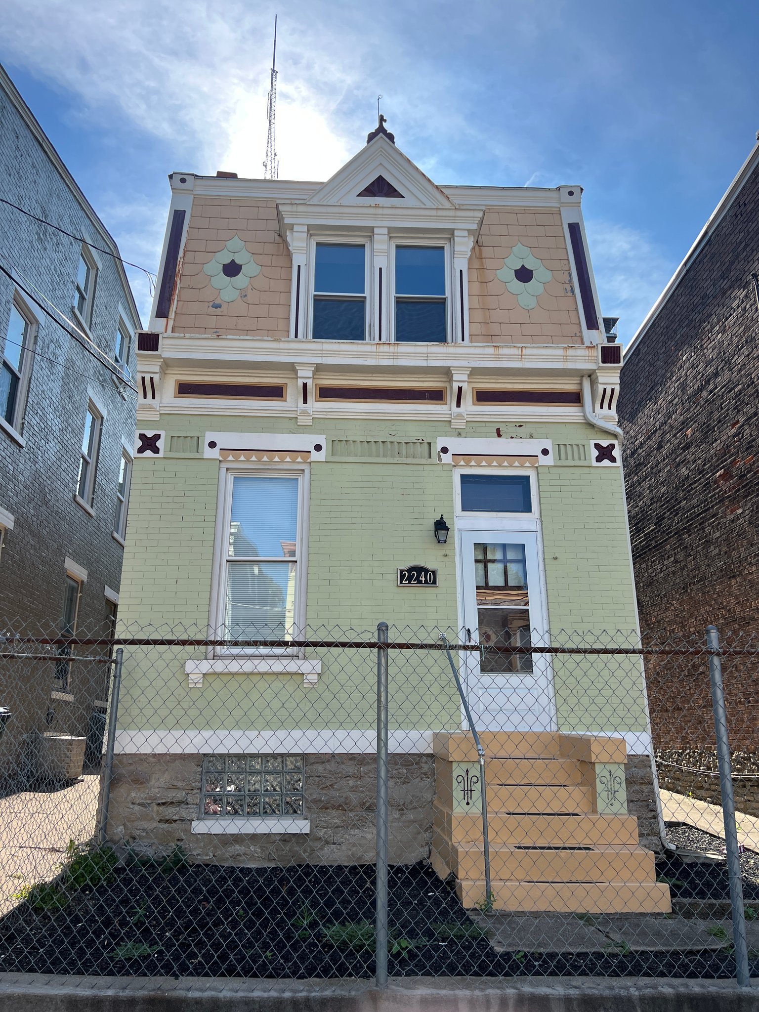 Cincinnati House: 2240 Flora St