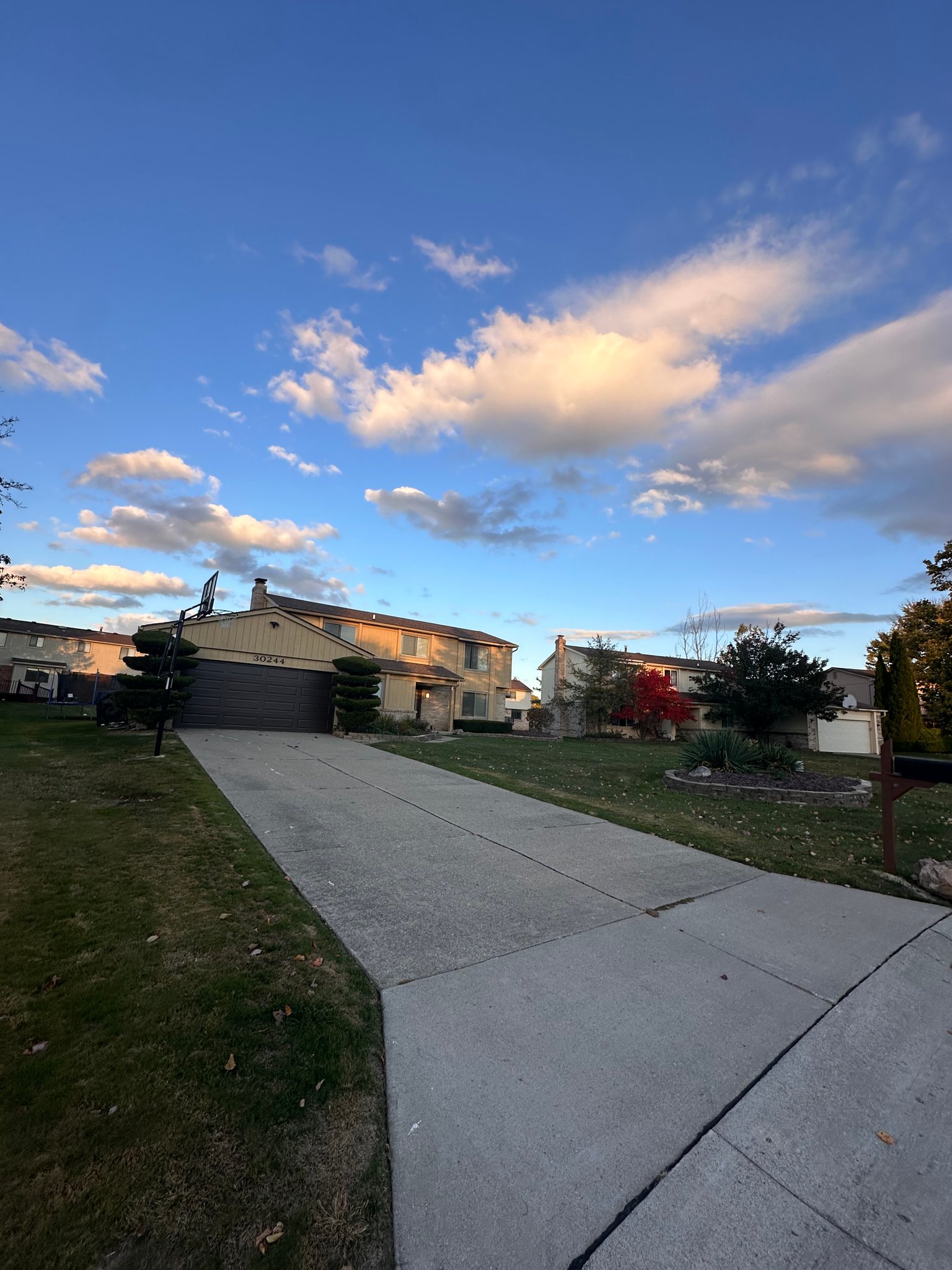 Farmington House: 30244 Southampton Ln