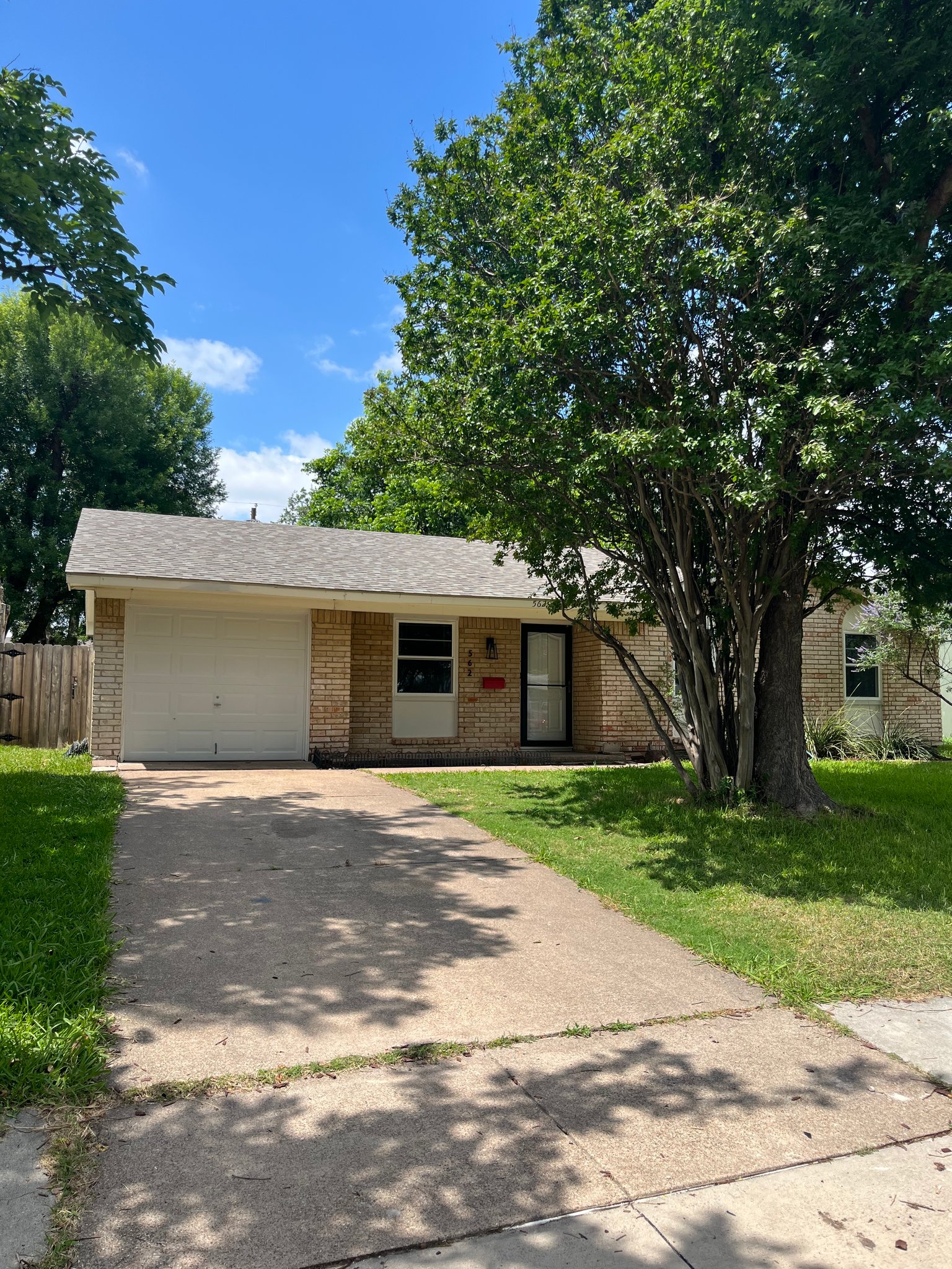 Grand Prairie House: 562 w ferndale ln
