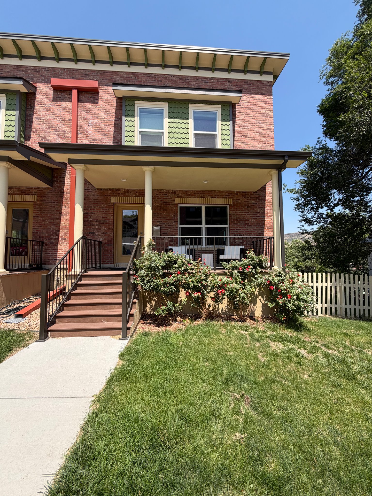 Golden House: 918 13th St
