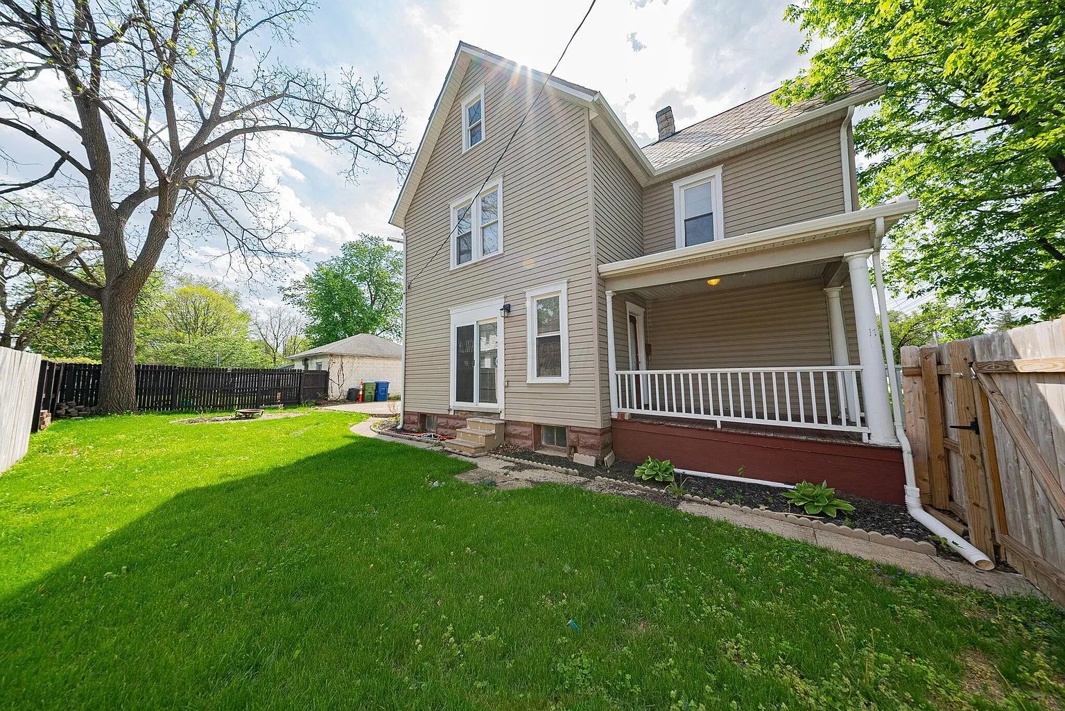 Delaware House: 351 W William St