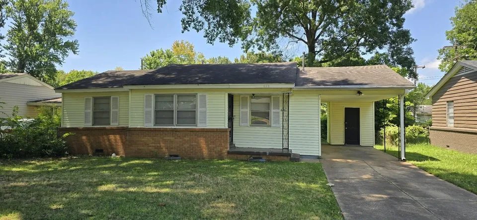 Memphis House: 646 Leacrest Ave