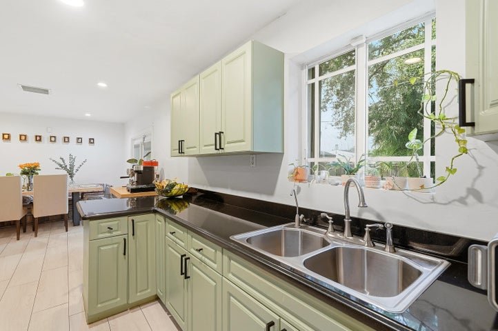 Hollywood House: 1208 N 31st Avenue