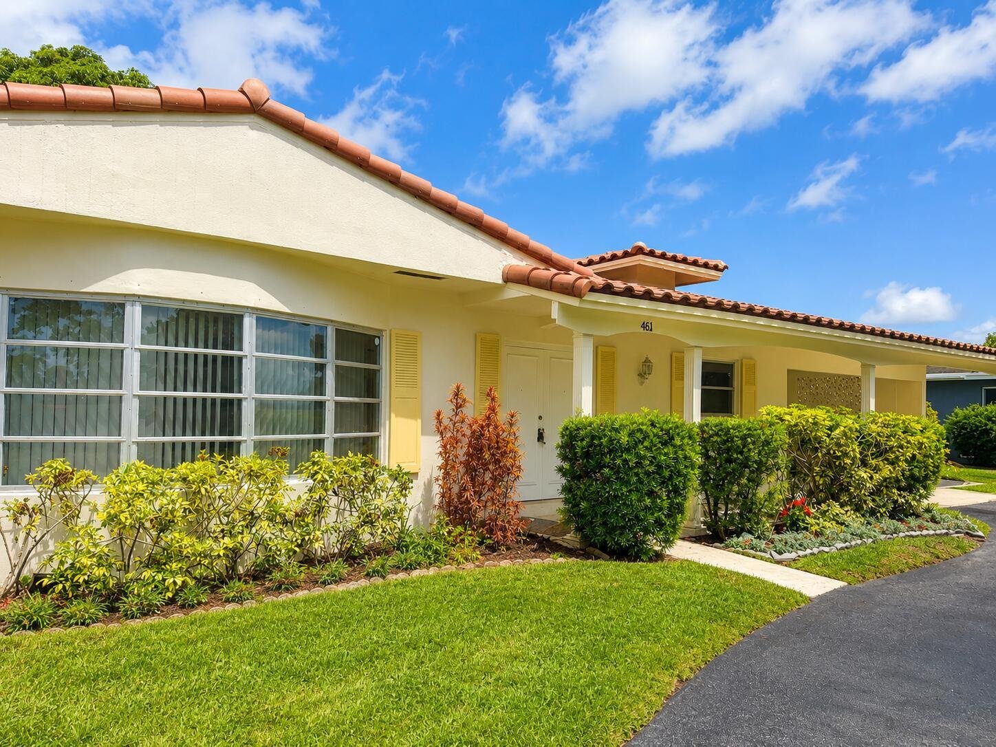Plantation House: 461 SW 54th Avenue