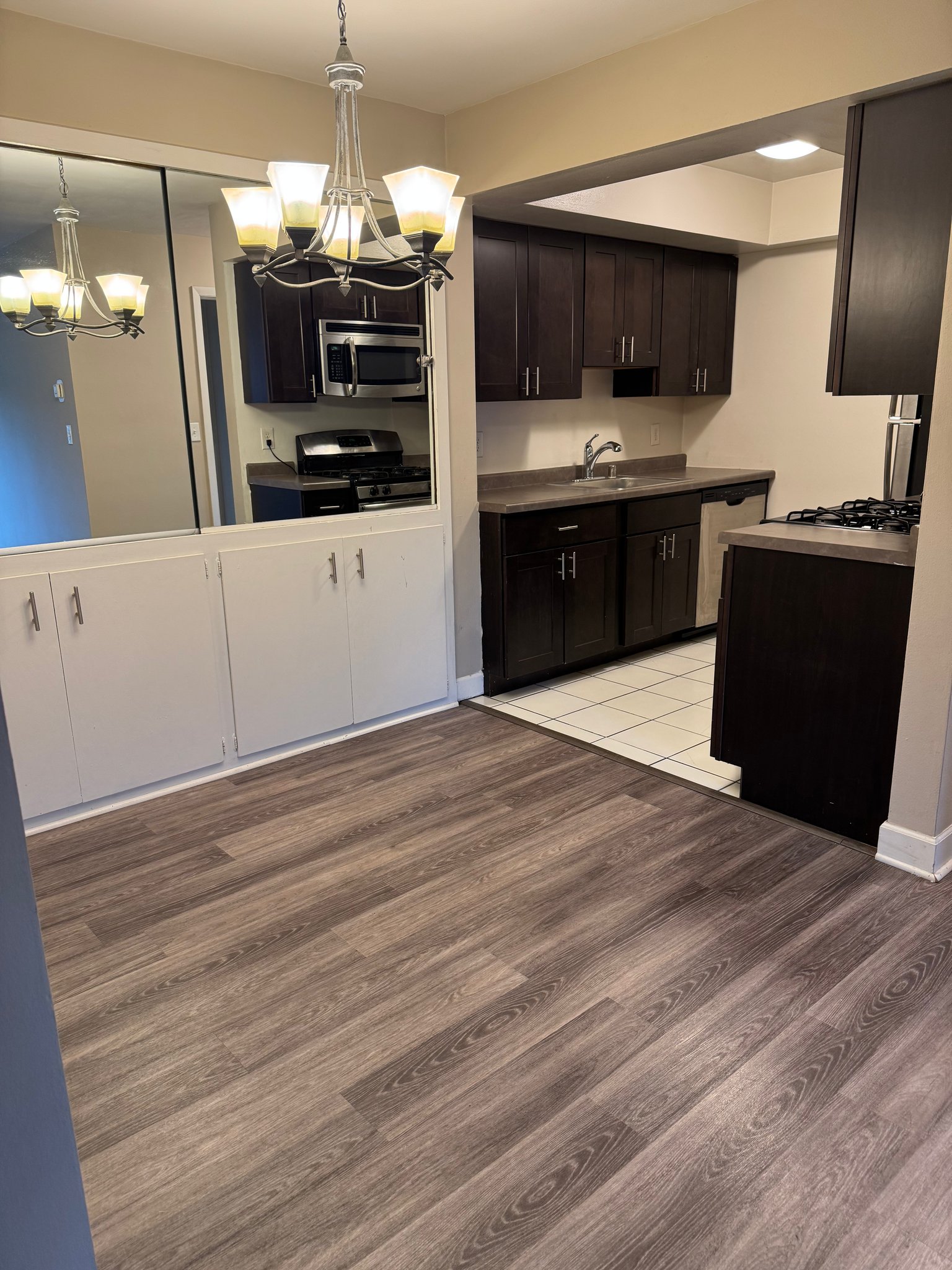 Milwaukee Apartment: 2260 N Summit Ave