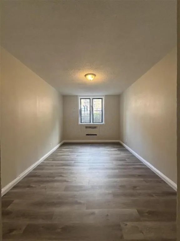 Newark Apartment: 25 Van Velsor Place,
