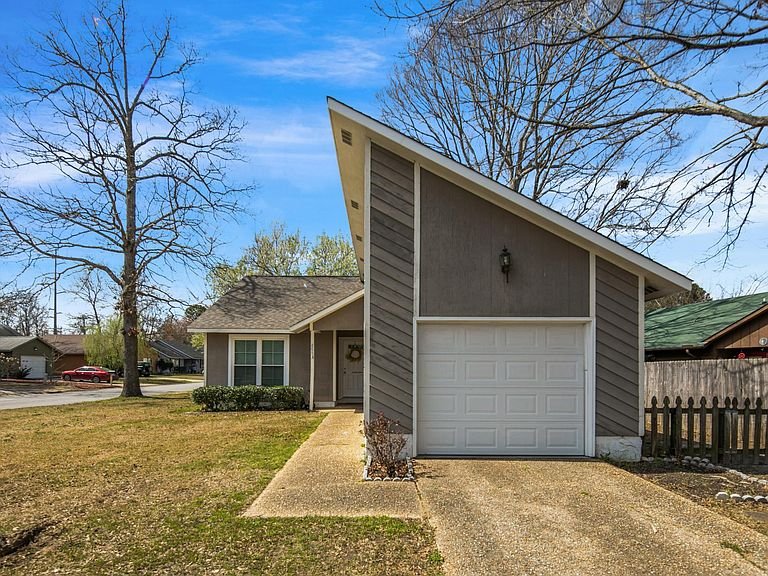 Fayetteville House: 6954 Candlewood Dr