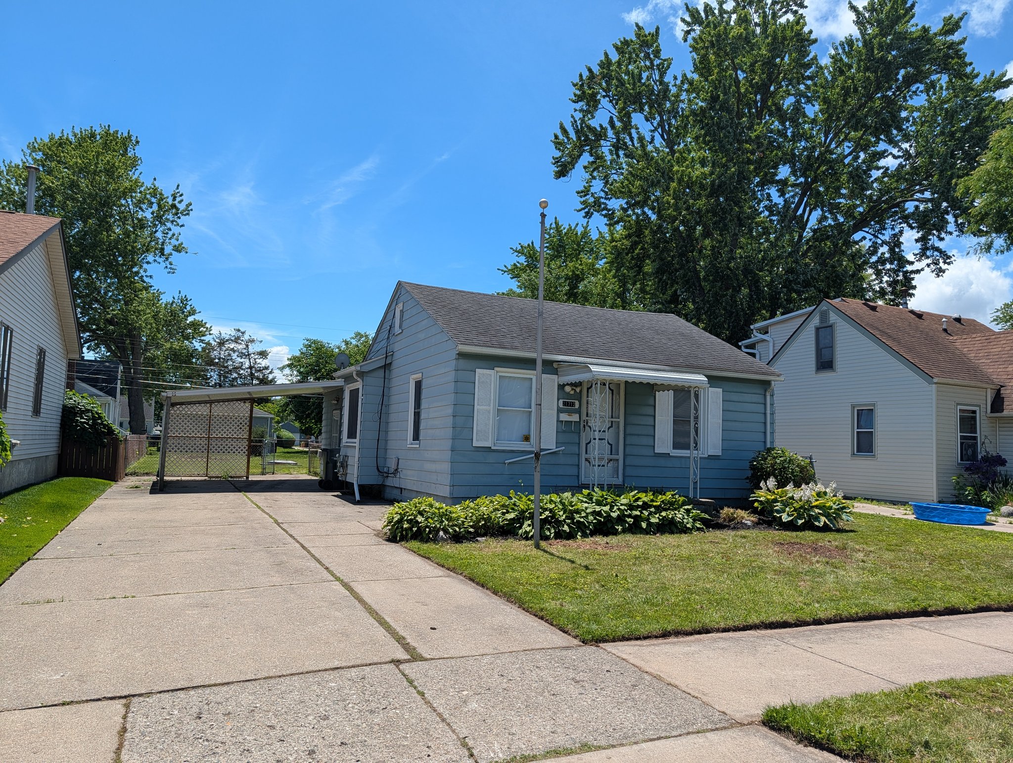 St Clair Shores House: 21712 Lakeview