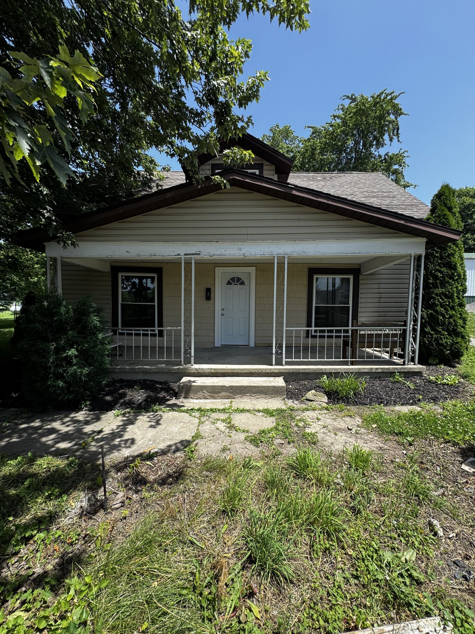 Middleburg House: 10423 Columbus St