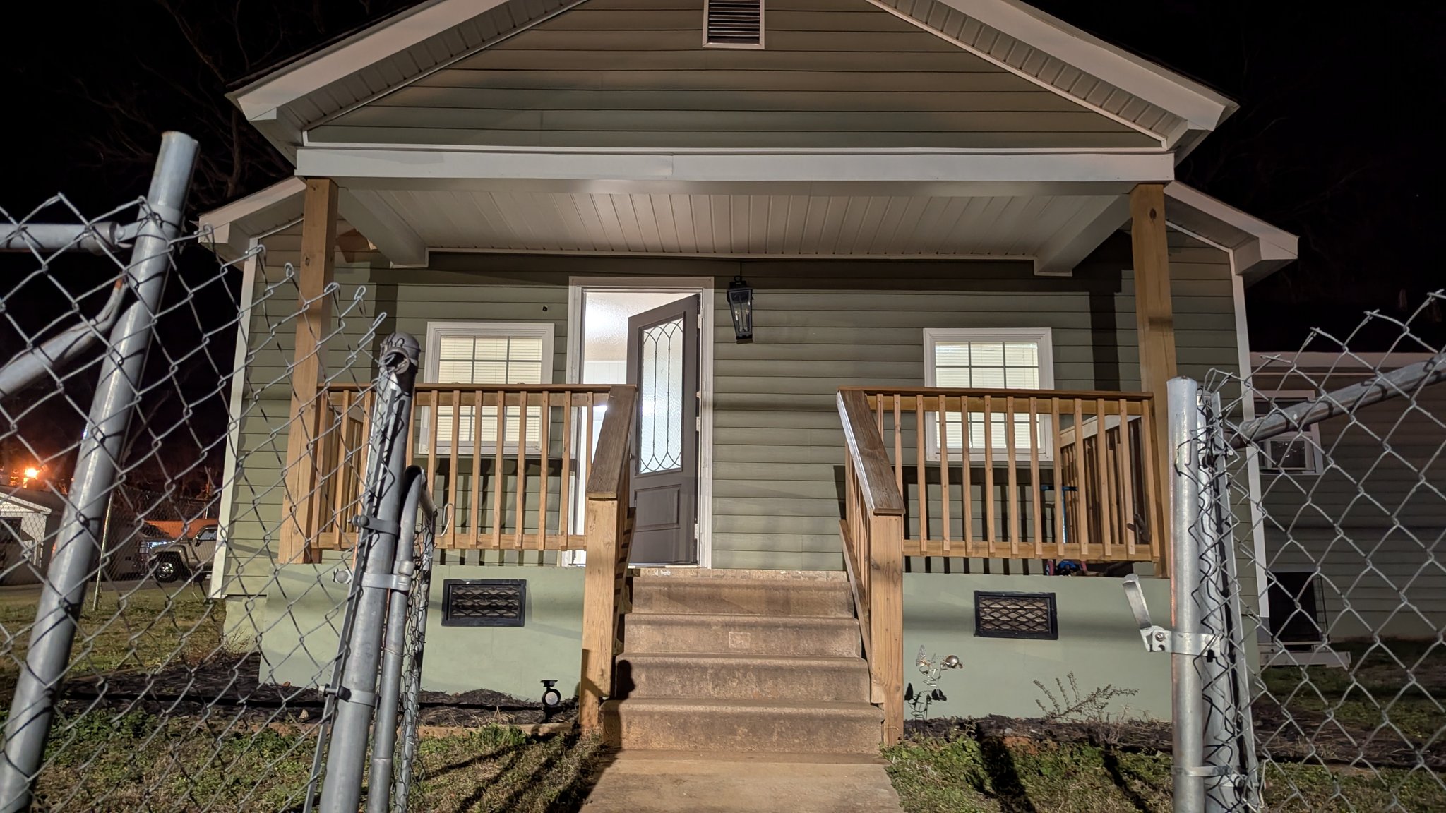 Winnsboro House: 455 W College st