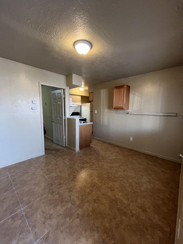 Albuquerque Apartment: 121 General Arnold St NE
