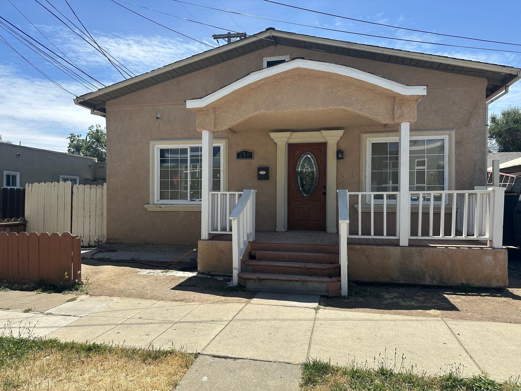 Gilroy House: 230 Lewis St
