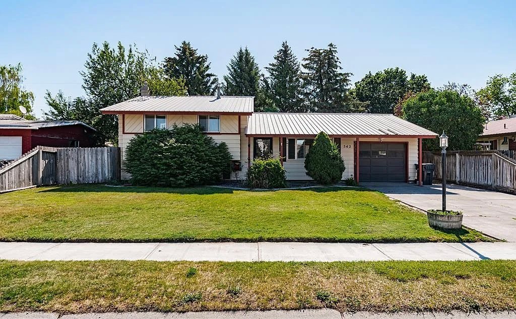 Idaho Falls House: 542 Starlite Ave