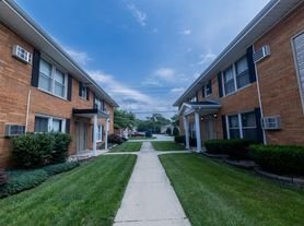 Lansing Condo: 18518 Wildwood