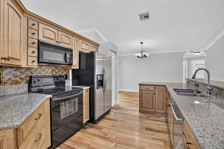 Weston House: 1959 Water Ridge Dr