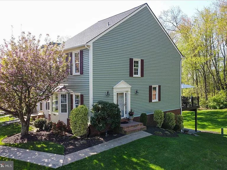 centreville House: 14083 Betsy Ross Ln Centreville, VA 20121