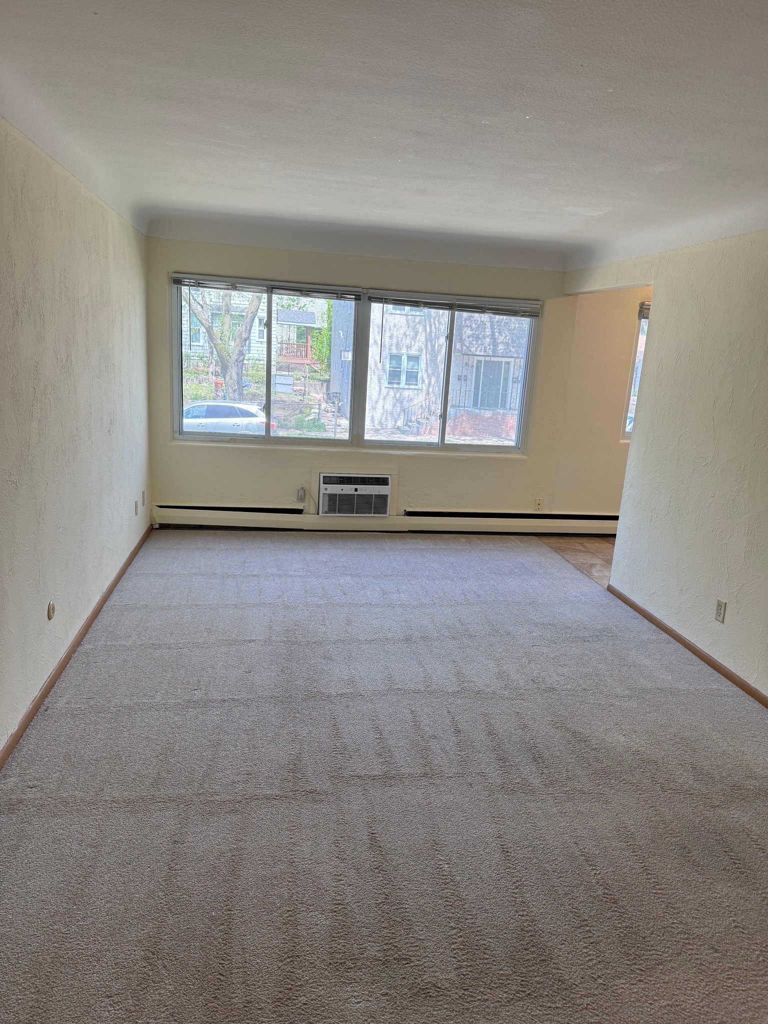 St. Paul Apartment: 556 jenks ave e