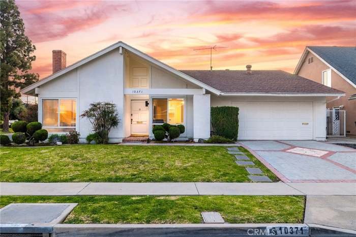 Los Alamitos House: 10371 Humbolt St