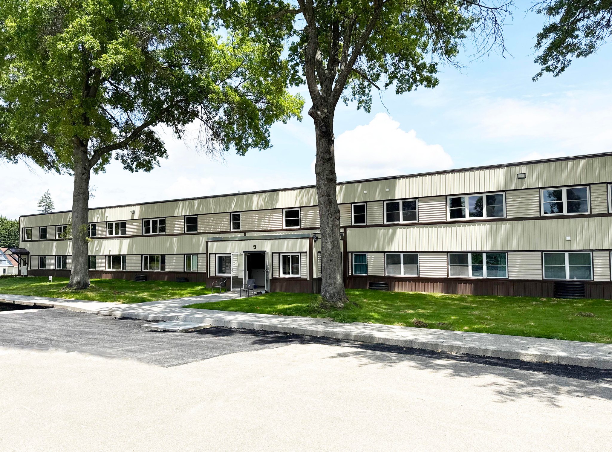 Jamestown Apartment: 423 Baker Street