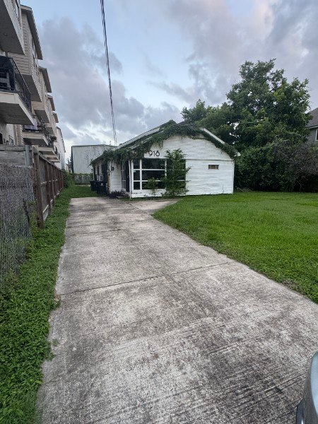 Houston House: 918 W 18th St