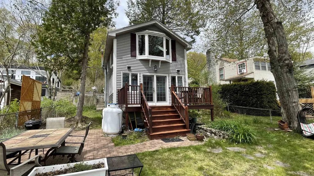 Windham House: 32 1st St