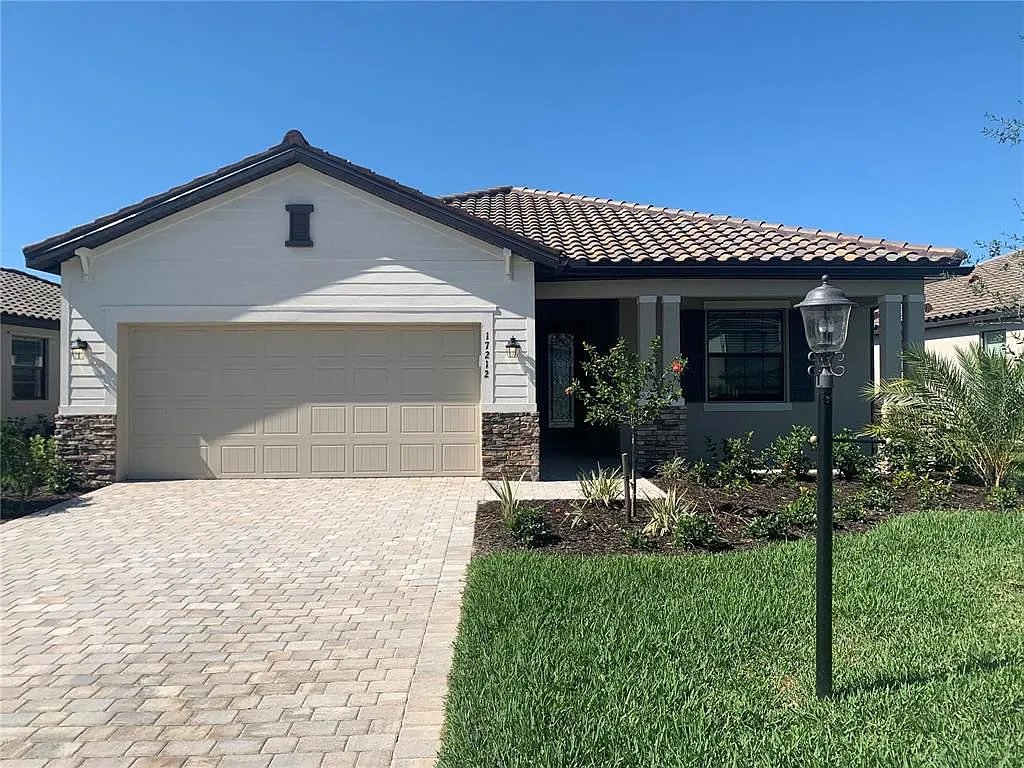 Bradenton House: 17212 Blue Ridge Pl