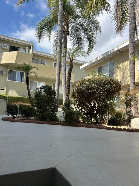 Los Angeles Apartment: 1900 N Grace Ave