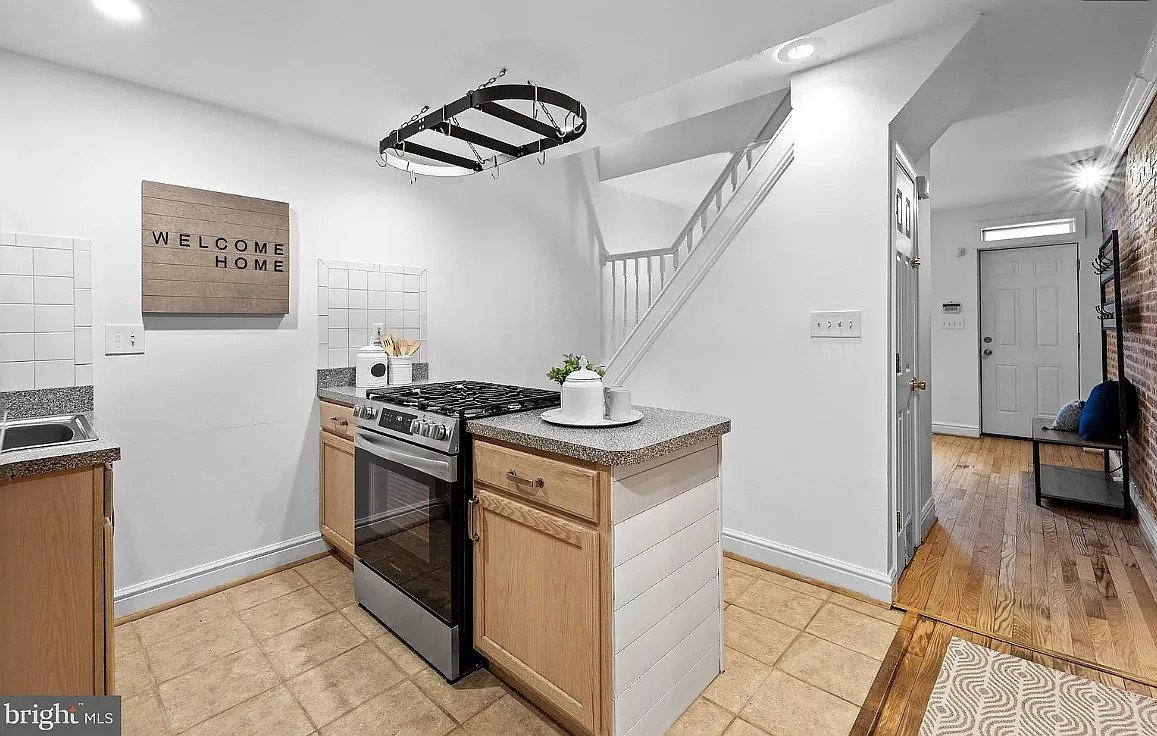 Baltimore House: 105 E Cross St
