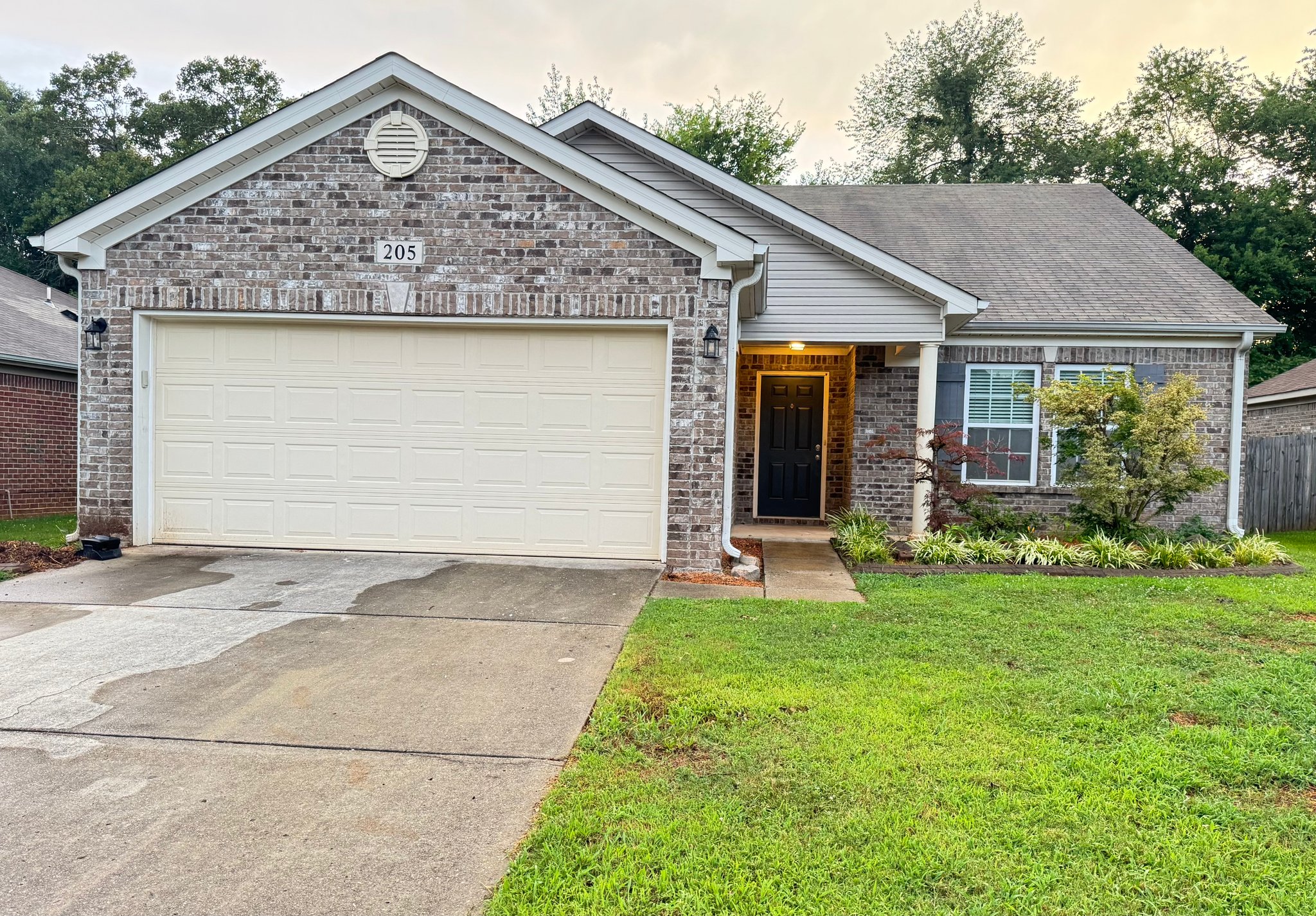 Madison House: 205 Laramie Cir NW