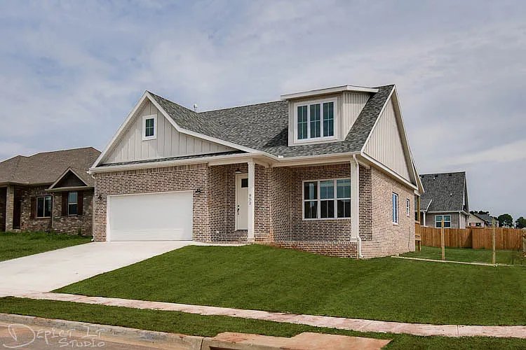 Prairie Grove House: 952 Pinnacle St