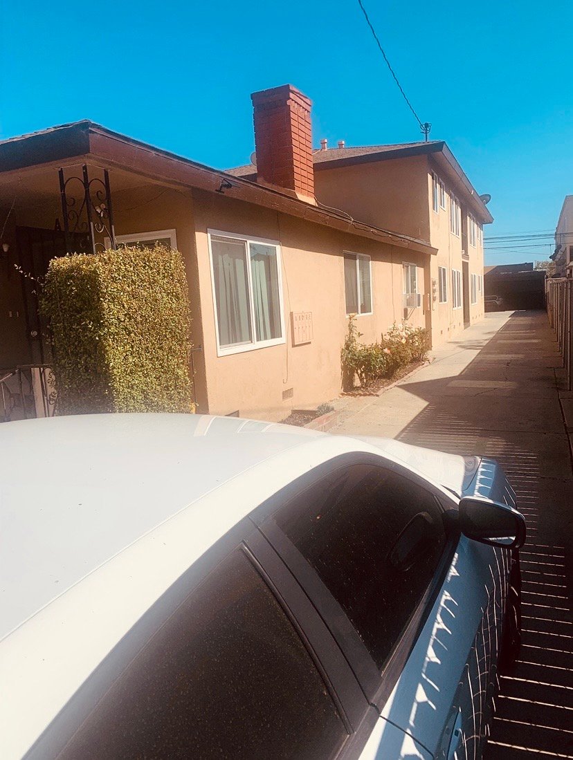 Hawthorne Apartment: 4052 W 142nd St