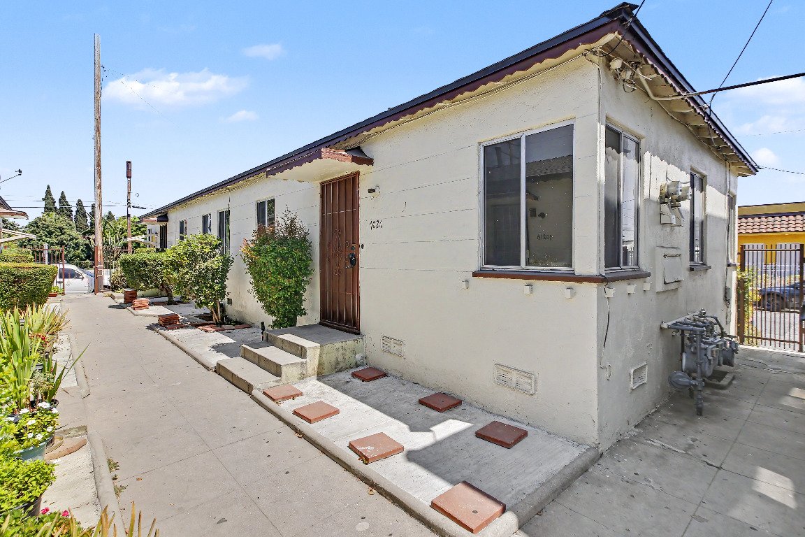 Los Angeles Apartment: 7027 Holmes Ave.