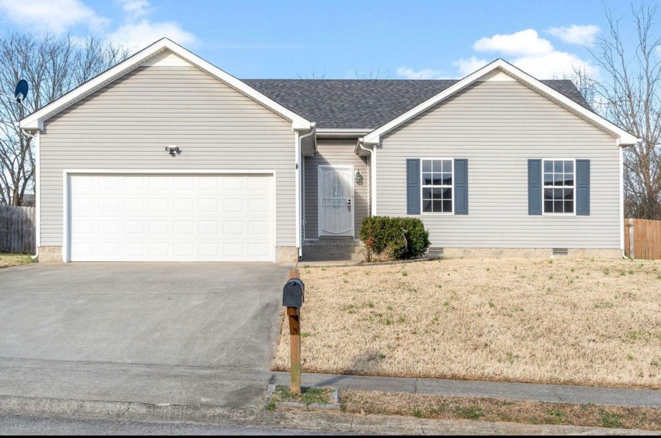 Clarksville House: 1390 Whitt Ln